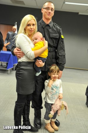 Policjant z żoną i dziećmi