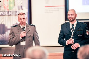 Policjant z Polski i Niemiec przemawiają przez mikrofon