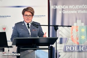 Komendant Wojewódzki Policji w Gorzowie Wielkopolskim nadinspektor Helena Michalak przemawia z mównicy