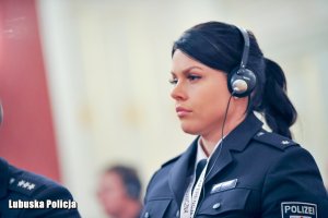 Niemiecka policjantka ze słuchawkami na uszach
