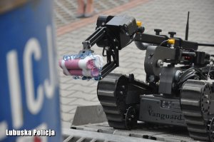 policyjny robot transportuje ładunek wybuchowy