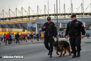 policjanci z psem idą w rejonie stadionu żużlowego