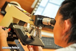 kobieta używa mikroskopu