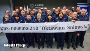 wielu policjantów trzyma transparent z napisem: KRS 0000086210 Oktawian Śniowski