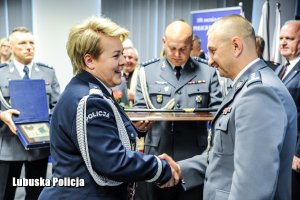 Komendant Wojewódzki Policji w Gorzowie Wielkopolskim podaje rękę inspektorowi Policji