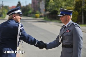 Komendant Wojewódzki Policji w Gorzowie Wielkopolskim dziękuje dowódcy uroczystości i odbiera meldunek o jej zakończeniu