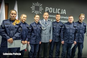 Komendant Miejski Policji w Zielonej Górze z nowymi policjantami
