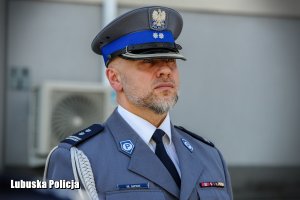 Policjant stoi podczas uroczystości