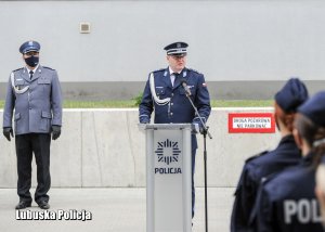 Komendant Wojewódzki Policji w Gorzowie Wielkopolskim przemawia do policjantów.