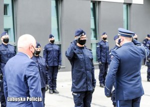 Policjant oddaje honor Komendantowi Wojewódzkiemu Policji.