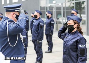 Policjantka oddaje honor Komendantowi Wojewódzkiemu Policji.