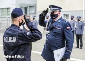 Policjant oddaje honor Komendantowi Wojewódzkiemu Policji.