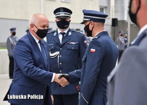 Wojewoda Lubuski gratuluje policjantowi otrzymanego odznaczenia.