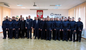 wspólne zdjęcia Komendanta, Kapelana i Wojewody z nowo przyjętymi policjantami