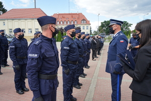 Komendant Wojewódzki Policji w Bydgoszczy wręcza rozkazy personalne policjantom.