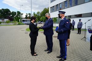 Komendant Wojewódzki Policji w Bydgoszczy wręcza podziękowania pracownikowi cywilnemu policji.