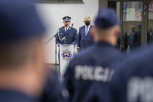 Komendant Wojewódzki Policji podczas przemówienia/ ujęcie zza pleców policjantów stojących w szeregu.
