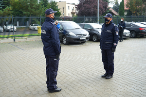 policjant na placu przed posterunkiem składa meldunek Zastępcy Komendanta Głównego Policji