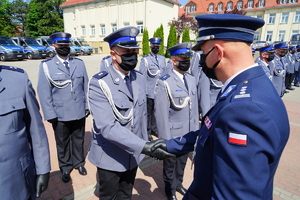 Komendant gratuluje stopnia oficerskiego policjantowi