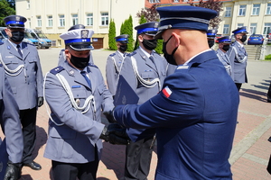 Komendant gratuluje stopnia oficerskiego policjantowi