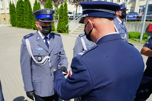 Komendant gratuluje policjantowi wyróżnienia odznaką Zasłużony Dawca Krwi