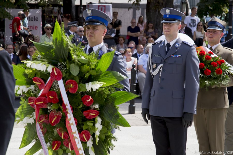 sto-eczni-policjanci-oddali-ho-d-powsta-com-warszawskim-aktualno-ci