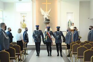 Policjanci podczas mszy w kaplicy.