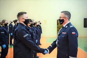 sala gimnastyczna OPP w Łodzi, uroczystość ślubowania, komendant wojewódzki gratuluje nowo przyjętym policjantom