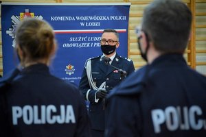 sala gimnastyczna OPP w Łodzi, uroczystość ślubowania, przemówienie komendanta wojewódzkiego policji