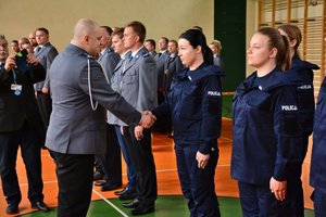 komendant wojewódzki policji w Łodzi na znak gratulacji ściska dłoń funkcjonariuszce.