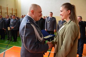 komendant woj. policji w Łodzi składa gratulacje i podziękowania kobiecie, która pomogła w ujęciu sprawców rozboju.