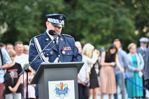 komendant woj. policji w Łodzi przed mównica gdzie zabiera głos