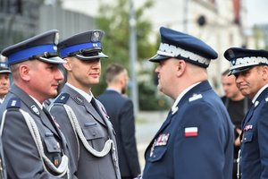komendant  woj. policji w Łodzi stoi przed wyróznianymi policjantami