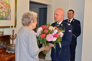 wręczenie kwiatów jubilatce przez Komendanta Głównego Policji