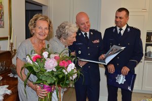 wręczenie kwiatów jubilatce przez Komendanta Głównego Policji i dyrektora Musielaka