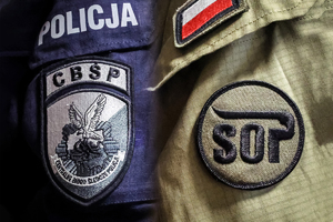 Zdjęcia rękawów kurtek z emblematami CBŚP oraz SOP.
