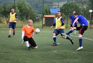 Fotografia kolorowa na której widać piłkarzy którzy grają mecz na boisku.