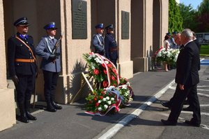 Uroczyste złożenie kwiatów pod tablicami memorialnymi przed Komendą Wojewódzką Policji w Rzeszowie
