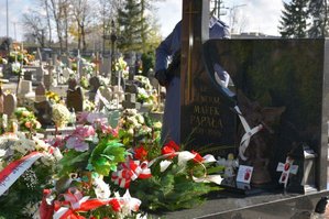 Pomnik Generała Marka Papały na którym znajdują się złożone kwiaty i wieńce.