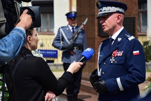 Komendant Główny Policji udziela wywiadu ekipie telewizji