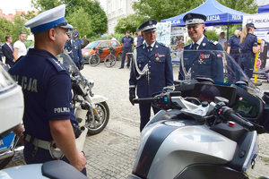 Komendant Główny Policji wraz z Komendantem Wojewódzkim Policji w Rzeszowie odwiedzają piknik policyjny w Białym Ogrodzie. Na zdjęciu komendanci wraz z policjantami pełniącymi służbę na motocyklach.