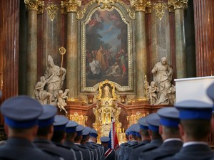 Wielkopolscy policjanci podczas obchodów 100. rocznicy powstania Policji Państwowej - msza święta w Poznańskiej Farze