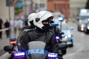 Wielkopolscy policjanci podczas obchodów 100. rocznicy powstania Policji Państwowej – prezentacja pojazdów na Placu Wolności