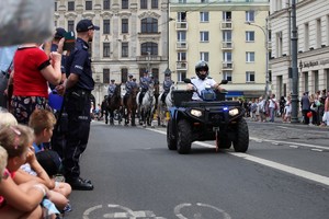 Wielkopolscy policjanci podczas obchodów 100. rocznicy powstania Policji Państwowej  na Placu Wolności w Poznaniu - defilada