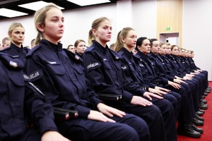 nowo przyjęci do służby  policjanci siedzą na widowni