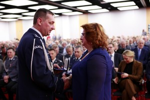 komendant wojewodzki wrecza medal przewodniczacej zwiazkow zawodowych pracownikow policji