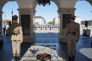 Chór Policji Garnizonu Warmińsko - Mazurskiego przy Grobie Nieznanego Żołnierza
