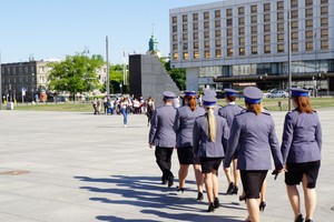 Chór Policji Garnizonu Warmińsko - Mazurskiego przed Pomnikiem Ofiar Tragedii Smoleńskiej 2010 Roku