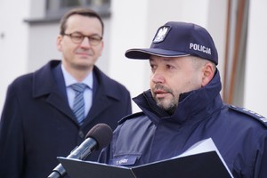 Przemawia insp. Tomasz Klimek (KWP w Olsztynie) oraz Premier Mateusz Morawiecki w tle