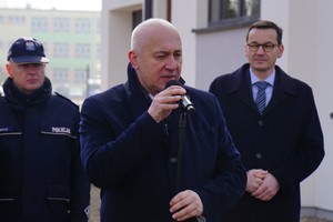Minister Joachim Brudziński przemawia przed budynkiem posterunku, w tle Komendant Główny Policji oraz Premier Rządu RP